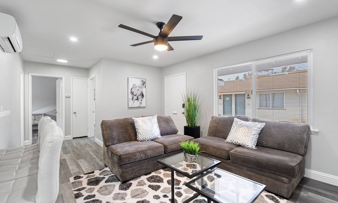 Port Hueneme House | Modern/Cal-King Beds/Backyard/5 mins from Beach