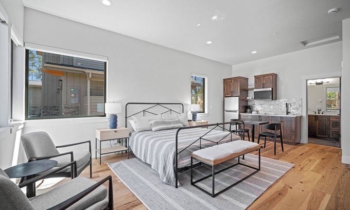 Sunriver Cabin | Modern Caldera Home with A/C, Hot Tub & Outdoor Patio