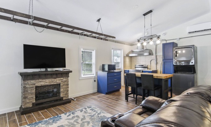 Cambridge Apartment | Modern Cambridge Cottage: Walk to Town, Waterfront