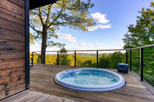 Glenford House | Modern Catskills Escape w Open Living Steam Shower Fireplace Hot Tub w Mountain Views Minutes from Woodstock Trails Suncliff Vista