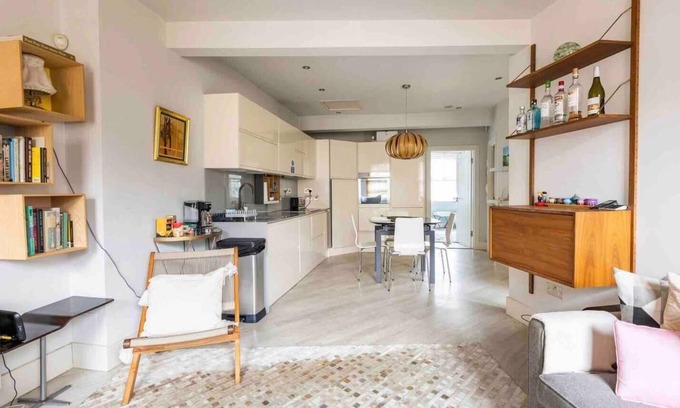 Vincent Square House | Modern Central 3-BRs house with 3 Bths 2 HotTube