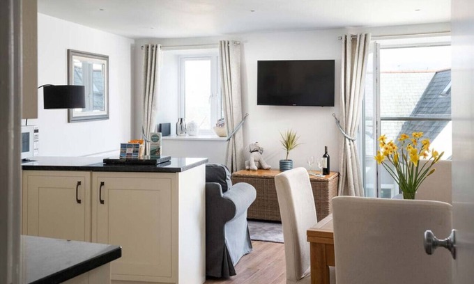St Ives Apartment | Modern Central Apartment Sea Views Near to Beach