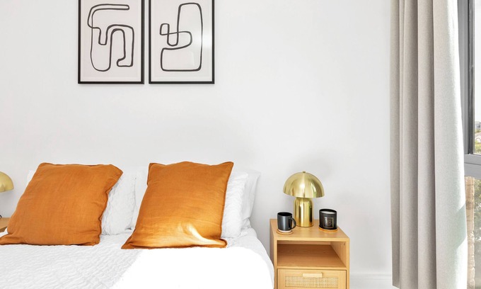 East Walworth Apartment | Modern Central Luxe Apt with Balcony and Views/10 mins from Tower Bridge!