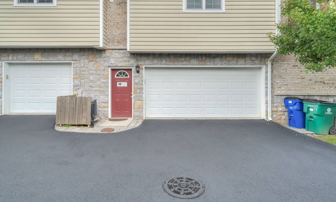 Houston - Harrell House | Modern, Centrally Located Condo Adjacent to Downtown & VT Stadium