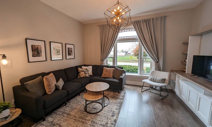 Petrolia House | Modern century home, 3 minutes from Downtown!