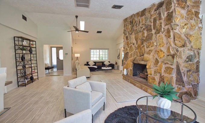 Englewood South House | Modern Charming 3-bedroom Cozy House 4 min From Englewood Beach