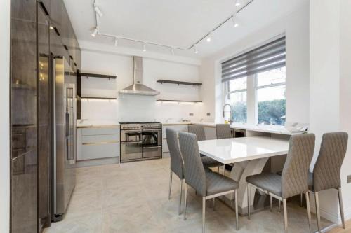 Chelsea Riverside Apartment | Modern Chelsea Flat, 3Bd 2Bath, with Parking