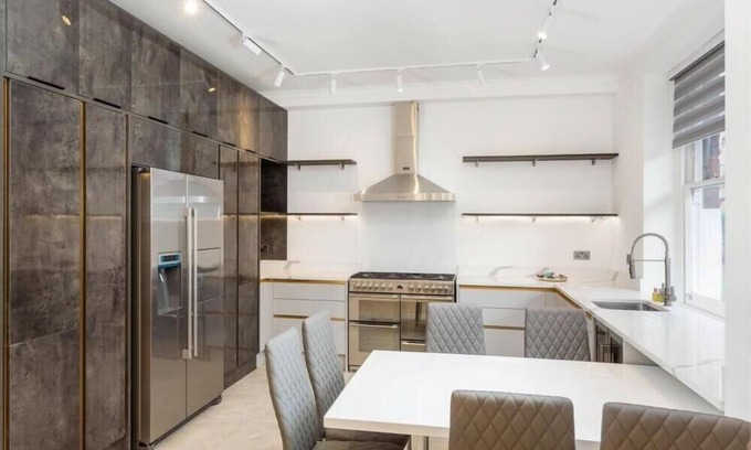 Chelsea Riverside Apartment | Modern Chelsea Flat, 3Bd 2Bath, Parking, Breakfast