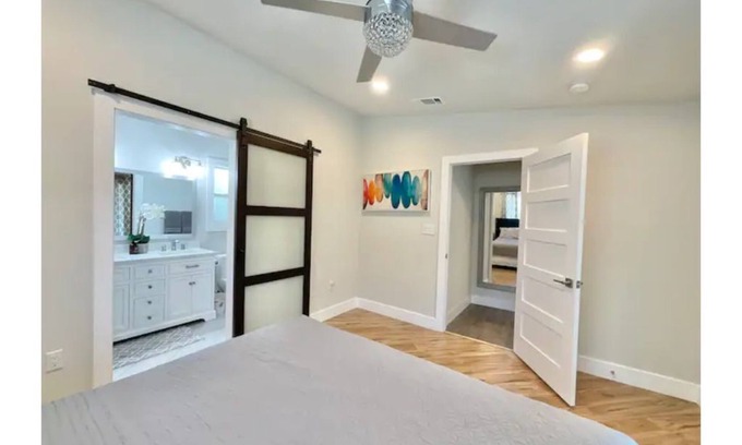 North Austin Civic Association House | Modern Chic Cozy ★ Beautiful Newly Renovated Home 5 min from The Domain
