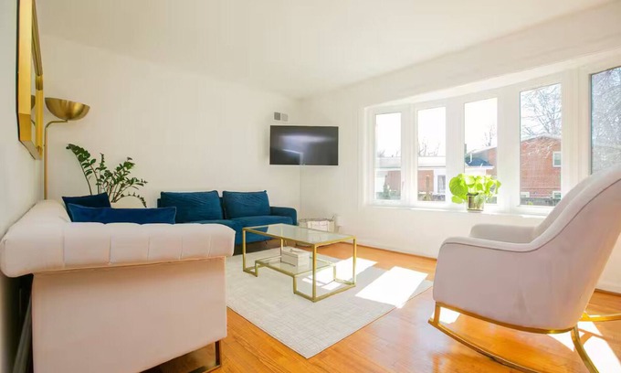 White Oak House | Modern Chic Home W/Lots Of Natural Light Near DC