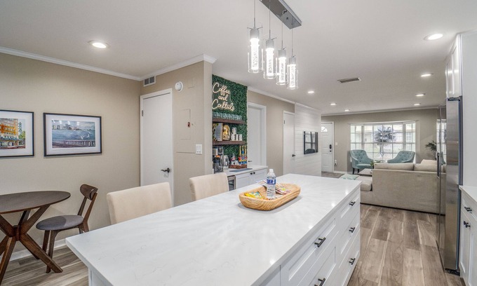 SoHo Condo | Modern Chic~Walk to Hyde Park, Bayshore, Soho~ Parking, Washer/Dryer, Patio