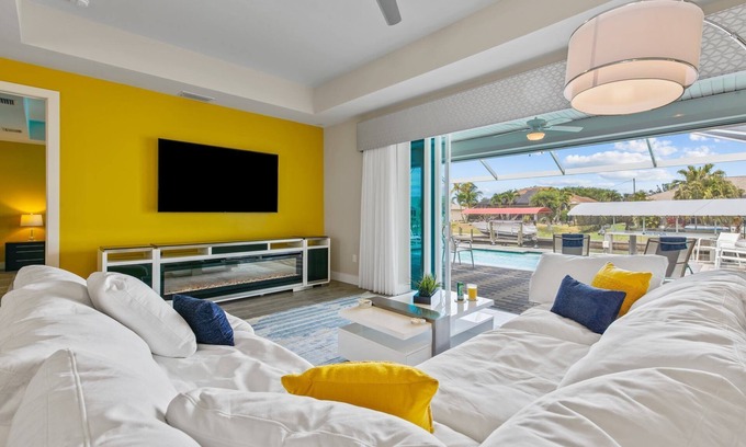 Pelican Villa | Modern, child-friendly villa with heated pool, right on the water with boat lift