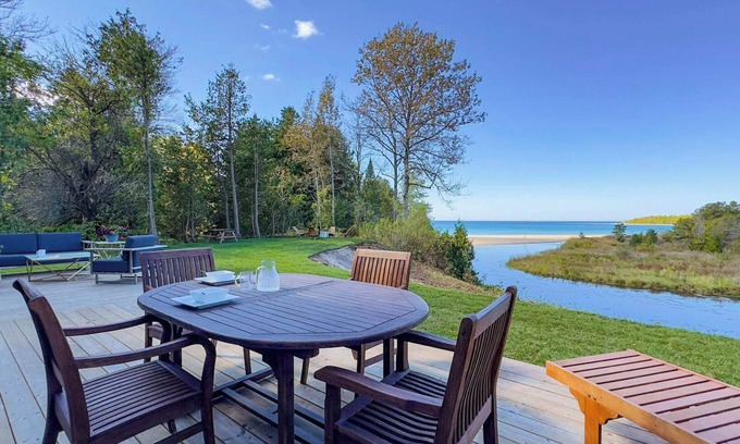 Inverhuron Cottage | Modern Classic *LakeViews*