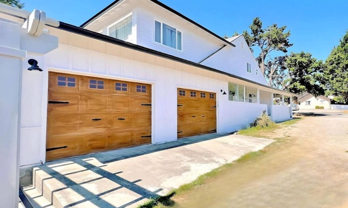 Brookings Apartment | Modern Coast Escape |Hot Tub & Games |Near Beach