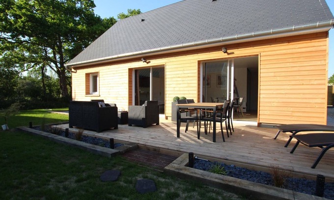 Glatigny Cottage | Modern coastal home pet-friendly with enclosed garden and parking