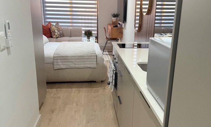 Greater Johannesburg Metropolitan Area Apartment | Modern Comfort in the heart of Rosebank