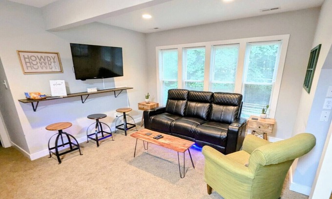 North Chesterfield House | Modern Comforts, Classic Charm: Neighborhood Gem