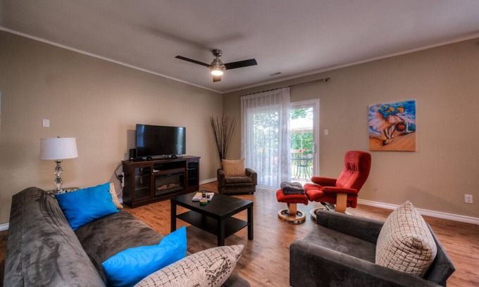 Rosemount House | MODERN COMFY SUITE 2 BDRM-COTTON SHEETS, KITCHEN LIVING/DINING ROOM FIRE PLACE
