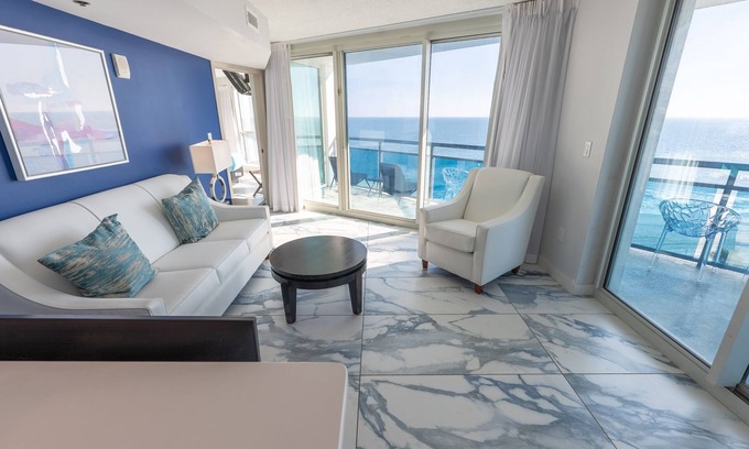 Downtown Myrtle Beach Condo | Modern condo by beach w/balcony views
