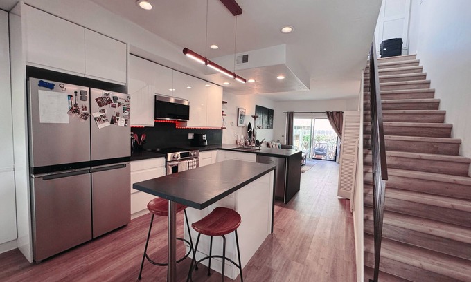 North Park Apartment | Modern Condo heart of North Park-2Bed-2ba-Parking-Laundry-AC