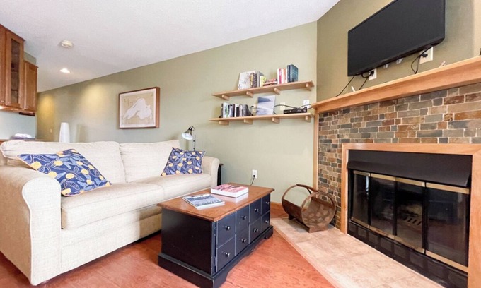 Bayfield Condo | Modern Condo Just Steps from the Lake