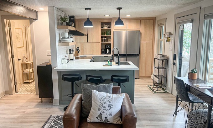 Beech Mountain Condo | Modern condo near golf & ski with deck, wood fireplace, & mountain views