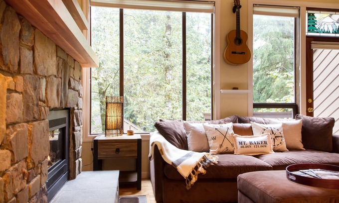 Glacier Condo | Modern Condo near the river and Mt. Baker-WIFI, Pool and spa access