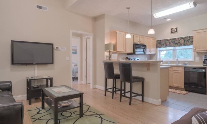 Houston - Harrell Apartment | Modern Condo Next to Downtown & Stadium
