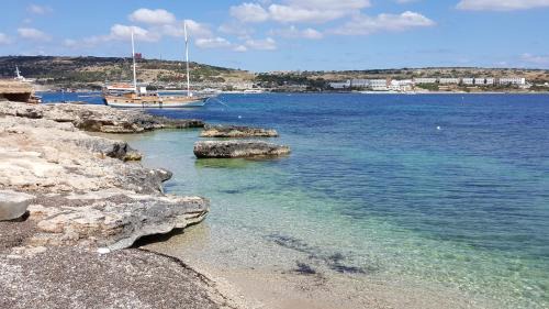 Għadira House | Modern confortable room for 1 Person only in a shared flat close to beach