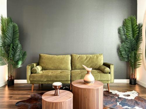 Hollywood Apartment | Modern Cosmopolitan APT Mid Hollywood with Free Parking 10mins to Universal Studios
