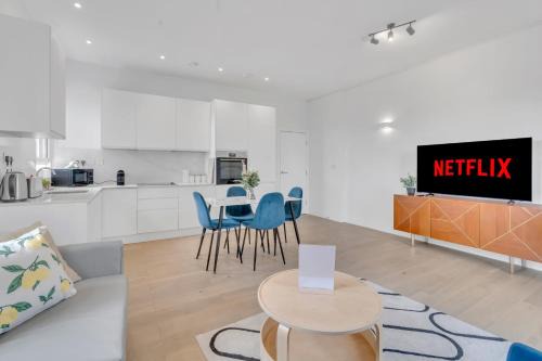 Turnham Green Apartment | Modern Cosy 2 bed apartment, Smart TV & NETFLIX with private balcony and city view