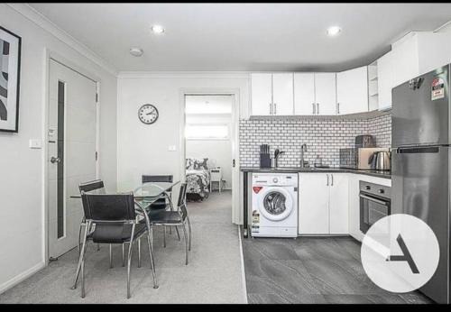 Hughes House | Modern cottage central location