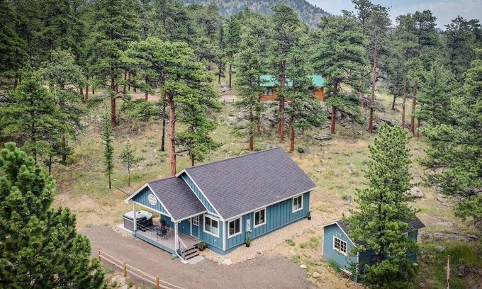 Estes Park Cottage | Modern Cottage; Mt Views, Wildlife, Location, Hot Tub, EV & 420 Friendly
