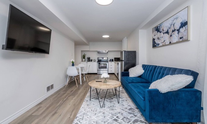 Barrie House | *Modern & Cozy* 1 Bdrm W/Fast Internet & Smart TV