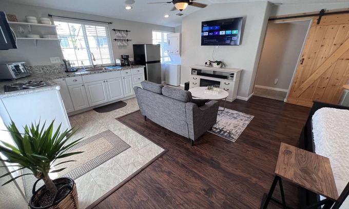 Dixon Apartment | Modern Cozy 1-bedroom Detached Apartment with Private Parking, W/D, Fiber Wifi