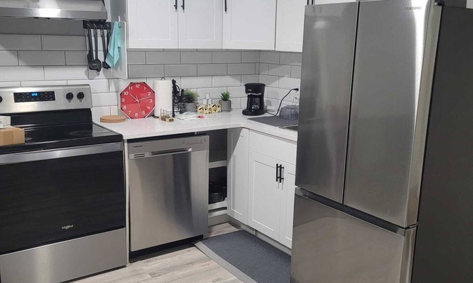 Southwest Edmonton House | Modern, cozy 2 bedroom suite in SW Edmonton close to the airport.
