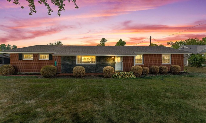 Beavercreek House | Modern & Cozy Beavercreek Retreat - 3BR Home w/Patio – Sleeps 8