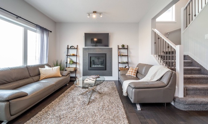 Southwest Edmonton House | Modern*Cozy*Full House*Fireplace*Large Yard*YEG Airport*All Amenities*Sleeps 6