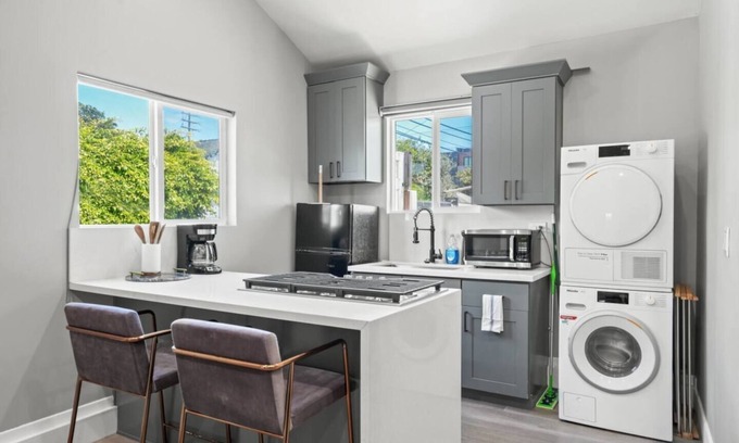 McLaughlin House | Modern & Cozy Guest House Studio PET Friendly Parking