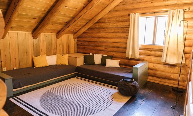 La Pine Cabin | Modern-Cozy LOG CABIN near La Pine state park