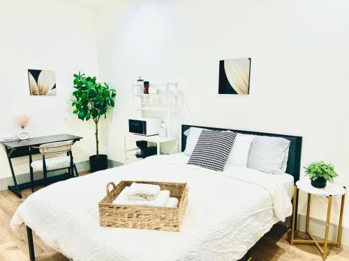 Van Nuys Apartment | Modern Cozy Stay Desk Fridge Microwave