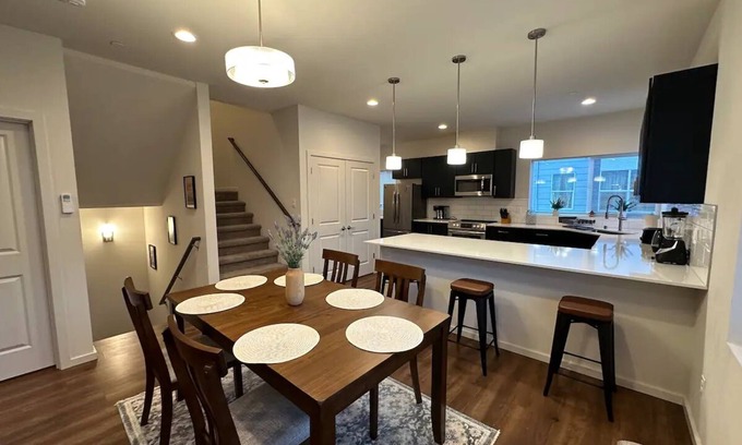 Monroe House | Modern & Cozy Townhouse in Monroe