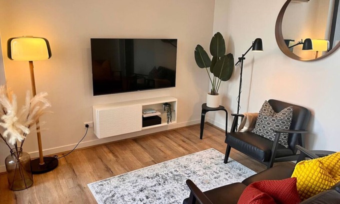 Richmond North Apartment | Modern Cozy Vibes in the Centre of Richmond”