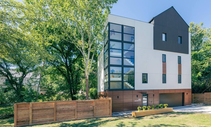 Apache Shores House | Modern Creek House Getaway in Lakeway Austin