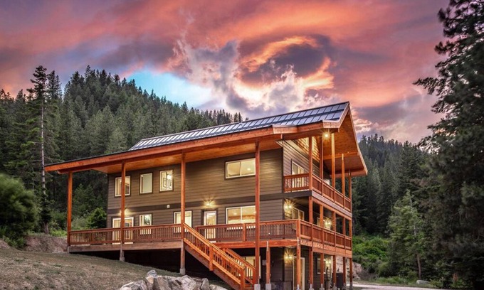 Leavenworth House | Modern Day Luxury Cabin Living! 4 Bed/4Bath, Hot Tub, 5 Acres, 15 Min to Lvnwrth