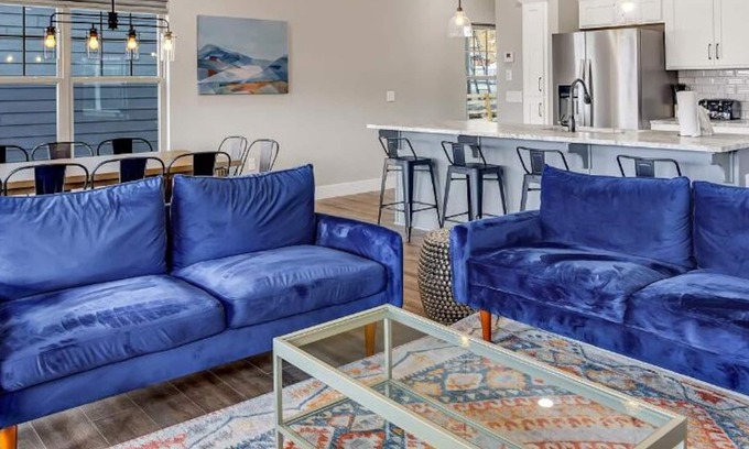 Table Rock House | Modern Decor-Arcades-Air Hockey-Cmty Pools-Table Rock Lake Views-Free Tickets-Pvt Hot Tub