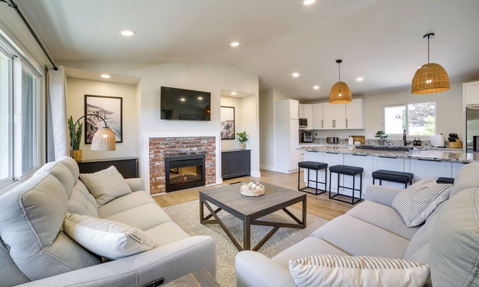Del Rey Oaks House | Modern Del Rey Oaks Retreat: 2 Mi to Monterey Bay!