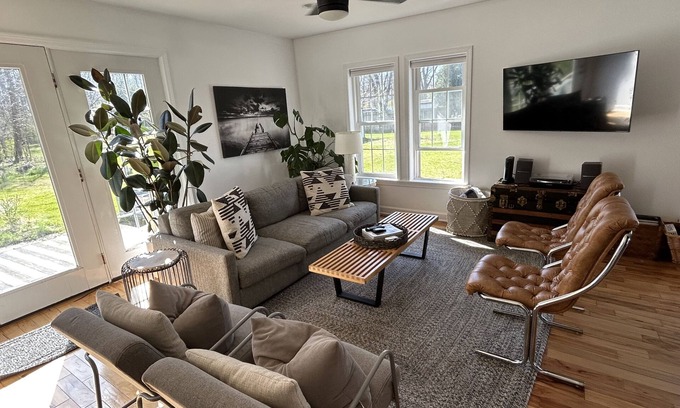 Sawyer House | Modern Designer Beach House 1 mile to the beach! Pet-friendly & bright