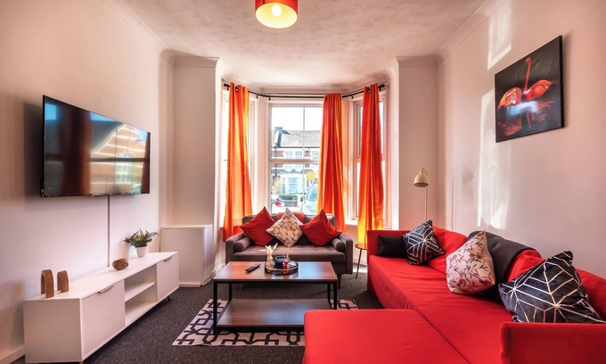 Shirley House | Modern,Discounts,Contractor,Relocation,Free Parking,Town Centre,Fast WIFI