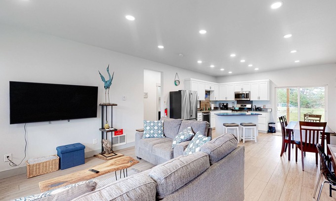 Bandon Apartment | Modern, Dog-Friendly Home with a Full Kitchen, Washer/Dryer, Furnished Patio